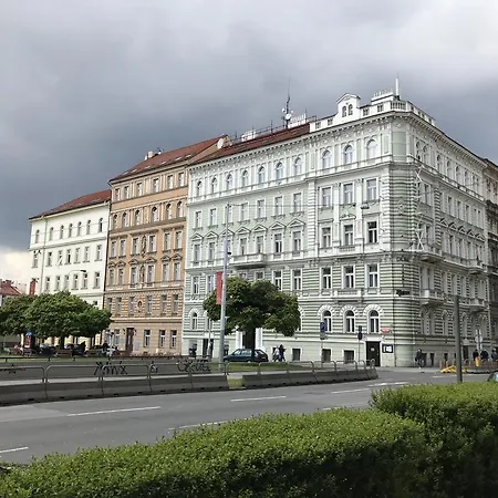 Glory On Legerova Lägenhet Prag